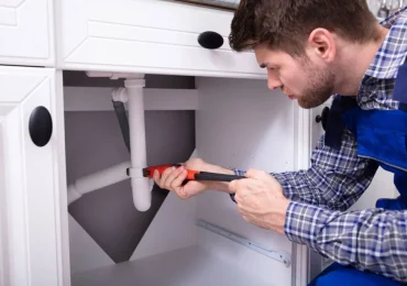 plumber in kansas city missouri undertaking plumbing repair